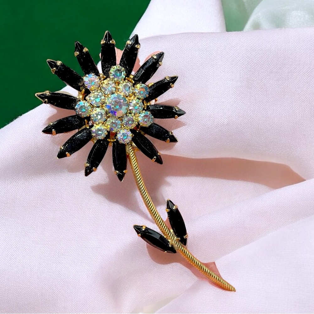 🌺Vintage Juliana Rhinestone Flower Brooch